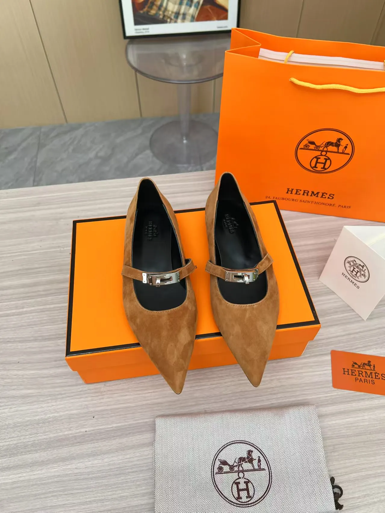 👟👟Ex-factory price 520👟👟, 2025 top product Hermes new genuine handmade shoes, purely handmade, a must-collect item! The perfect holiday accessory! Our pursuit of quality products is always the best! Don't give in! Comfort and originality, not following trends, and not deliberately expressing oneself are the consistent pursuits of Hermes and its fans! [Material] Upper: top layer leather, lining: genuine leather. Size 35-42